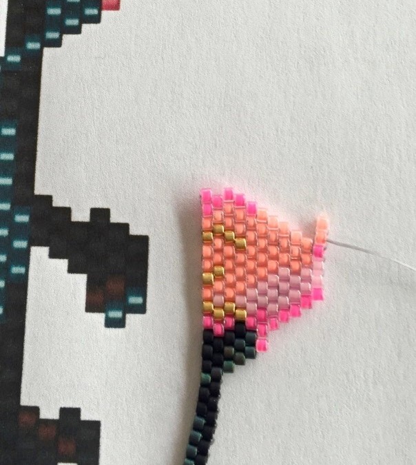 Tissage de perles motif flamant rose en Miyuki Delica : Etape 9