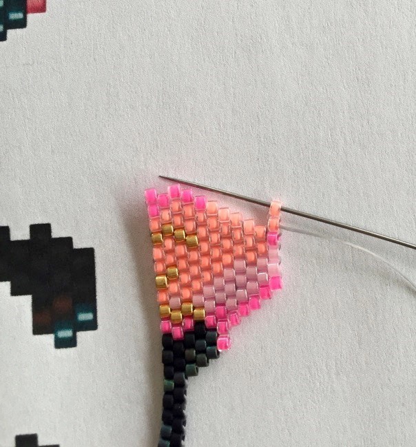 Tissage de perles motif flamant rose en Miyuki Delica : Etape 10