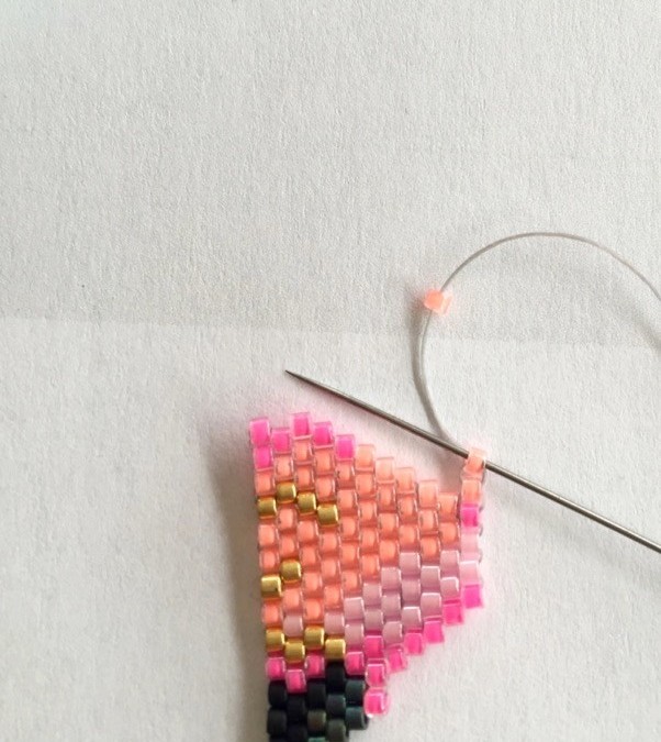 Tissage de perles motif flamant rose en Miyuki Delica : Etape 11