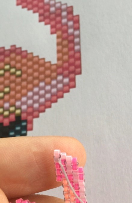 Tissage de perles motif flamant rose en Miyuki Delica : Etape 16