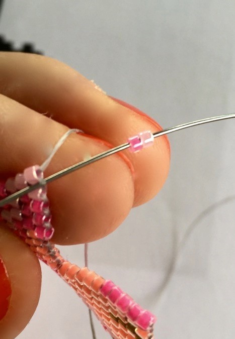 Tissage de perles motif flamant rose en Miyuki Delica : Etape 18
