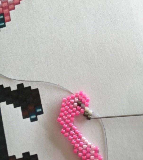 Tissage de perles motif flamant rose en Miyuki Delica : Etape 23