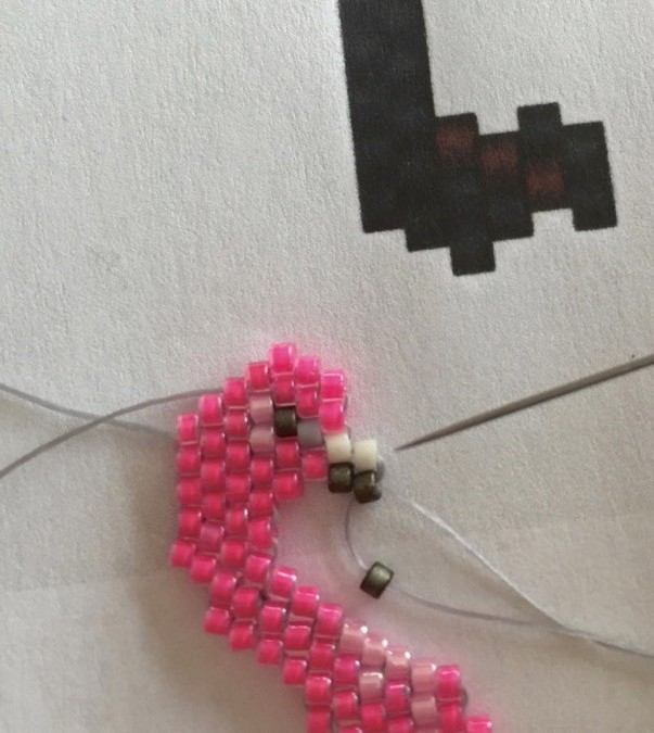 Tissage de perles motif flamant rose en Miyuki Delica : Etape 24