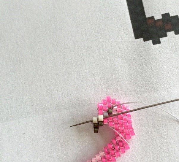 Tissage de perles motif flamant rose en Miyuki Delica : Etape 25