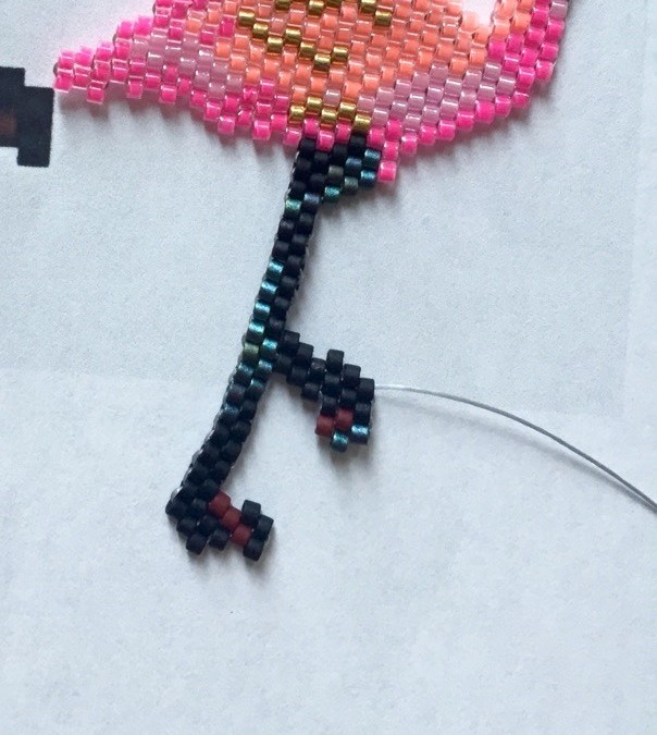 Tissage de perles motif flamant rose en Miyuki Delica : Etape 31