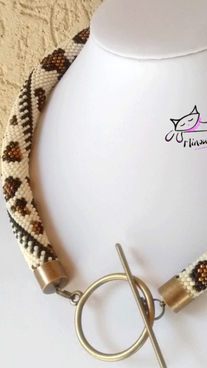 Schéma Collier spirale au crochet en mailles serrées rocailles motif léopard