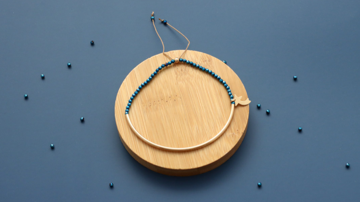 Schéma Bracelet demi jonc gold filled (or laminé) et perles bleues imitation hématite