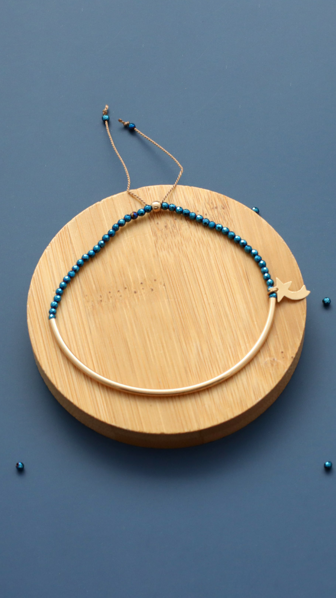 Schéma Bracelet demi jonc gold filled (or laminé) et perles bleues imitation hématite