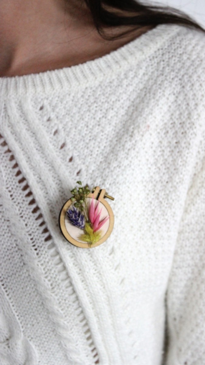 Schéma DIY Broche mini tambour à broder Dandelyne avec fleurs séchées