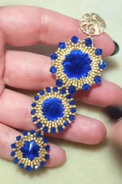 Schéma DIY boucles d'oreilles avec des cabochons Swarovski