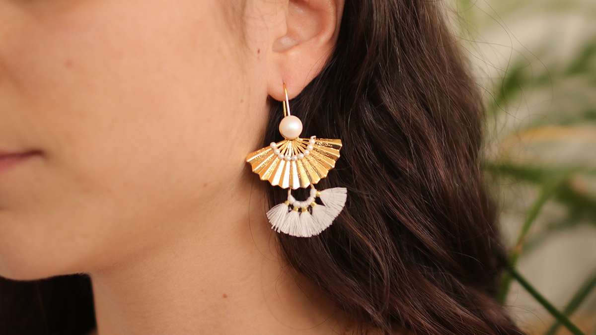 Boucles d'oreilles éventails dorés perles nacrées PureCrystal et pompons