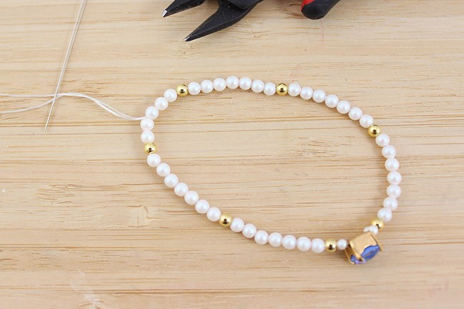 Bracelet élastique Kaléidoscope Square Ocean DeLite et perles nacrées PureCrystal : Etape 4