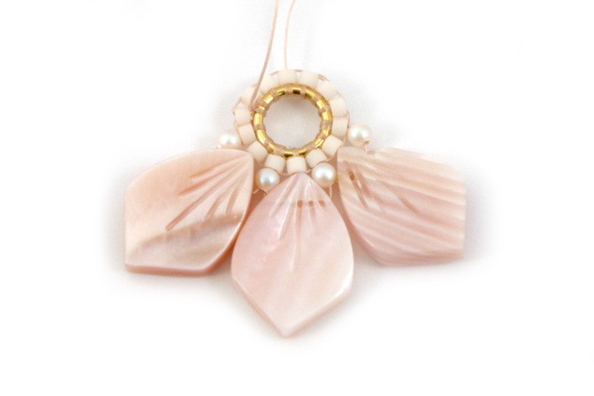 DIY Boucles d'oreilles Fleurs en Nacre perles Miyuki et PureCrystal : Etape 5