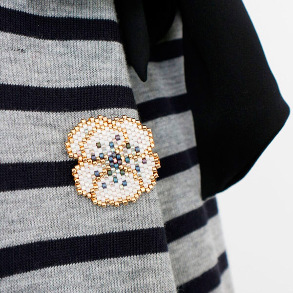 Broche motif anémone en tissage brick stitch par Mon Petit Bazar